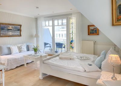 Wohn- u. Schlafbereich mit Balkon, Balkonfenster mit Bleiverglasung