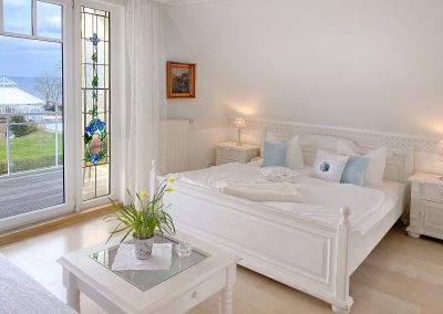 Wohn- u. Schlafbereich mit Teilmeerblick vom Balkon, 1-Raum Ferienappartement 38