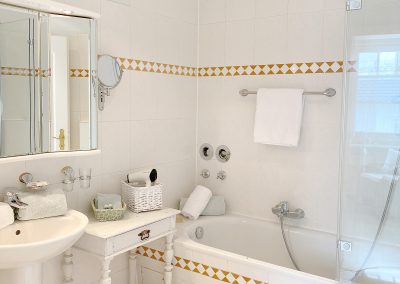 Bad mit Beistelltischchen, Badewanne mit Duschwand