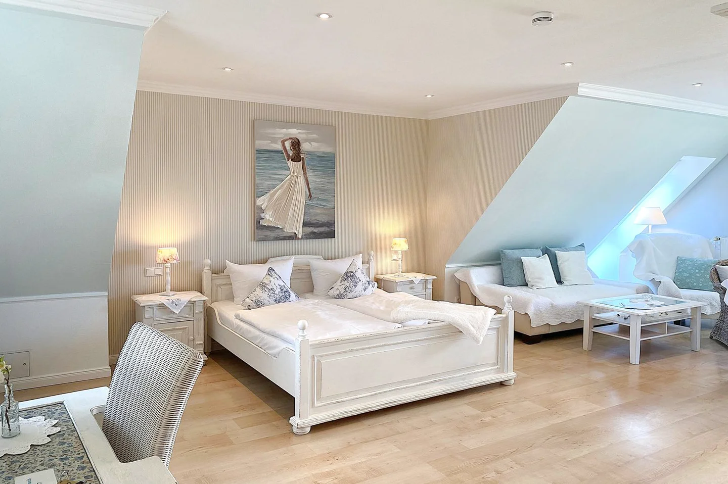 Wohnzimmer in hellen Blautönen, 2-Raum-Ferienwohnung